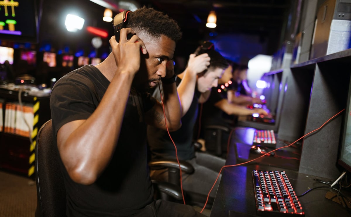 Gamer i setup – visuelt udtryk for behovet for at opdatere drivere til optimal ydeevne