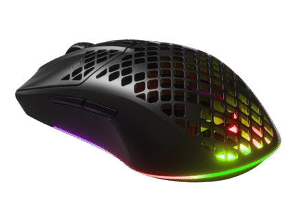 SteelSeries Aerox 3 2022 gaming mus – sort, set skråt forfra med RGB-lys